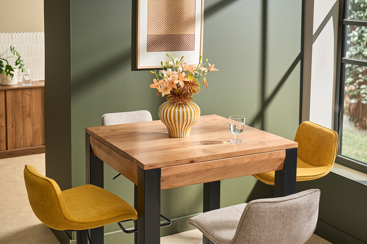 Table de bar extensible TRAP en bois massif avec quatre chaises, vue de dessus.