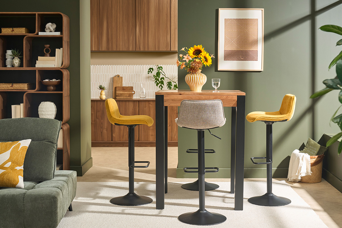 Table de bar extensible TRAP en bois massif et m�tal, vue de face, avec tabourets color�s autour.