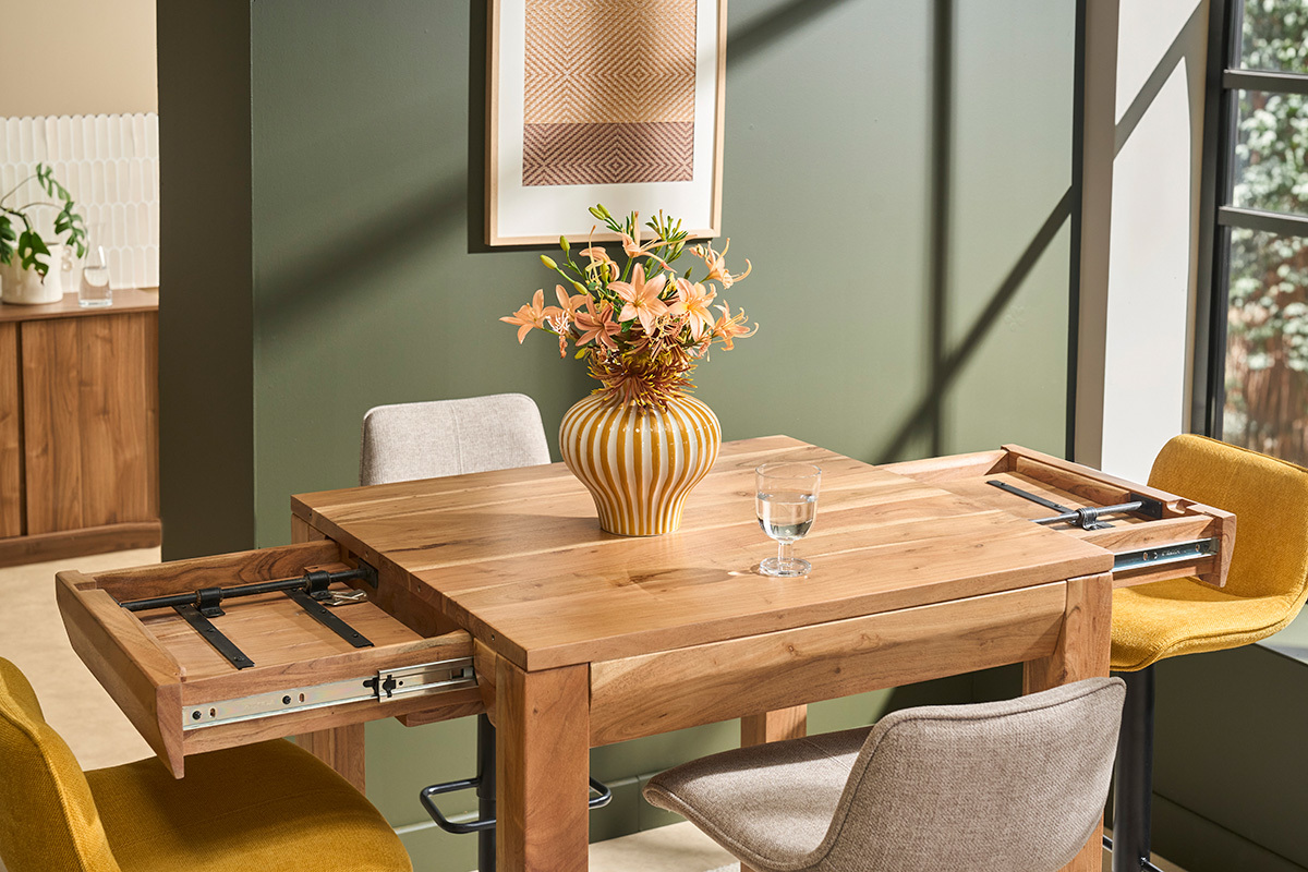 Table de bar haute extensible carr�e en bois massif avec rallonges, vue de dessus, d�coration florale.