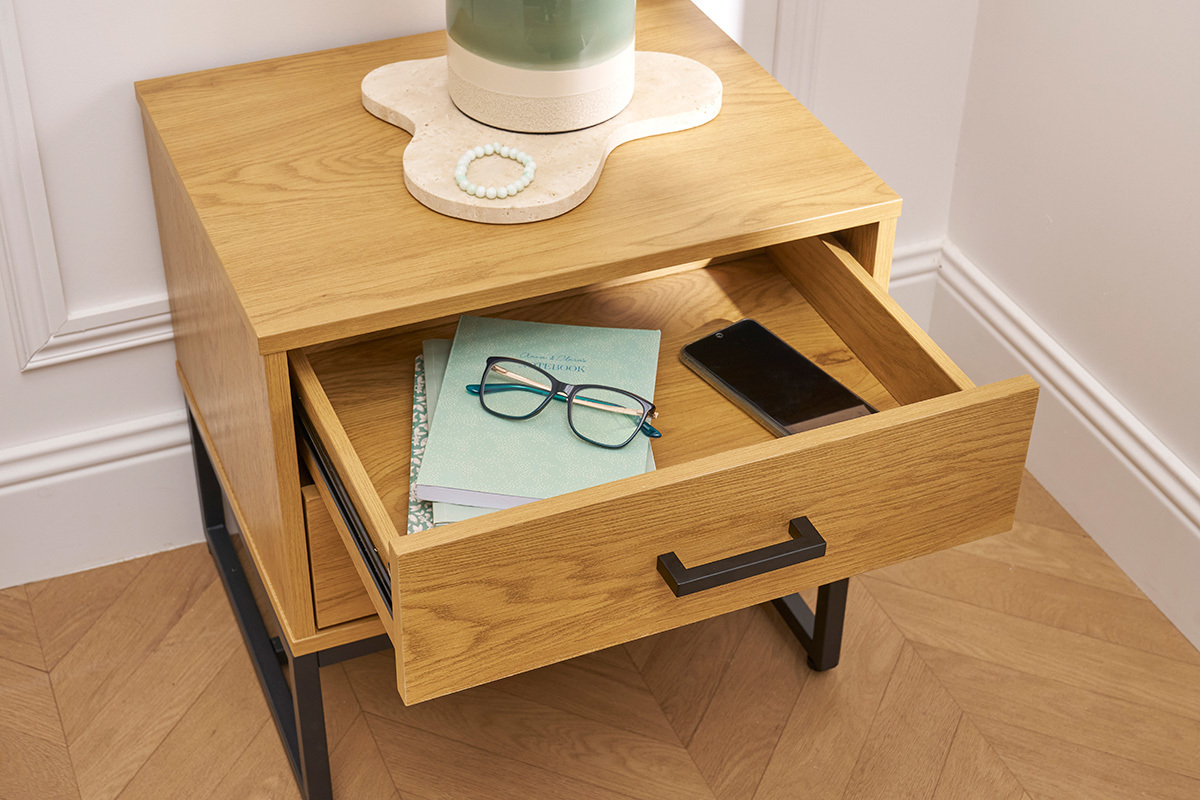 Table de chevet avec rangements 2 tiroirs finition bois clair ch�ne et m�tal noir LOVATO