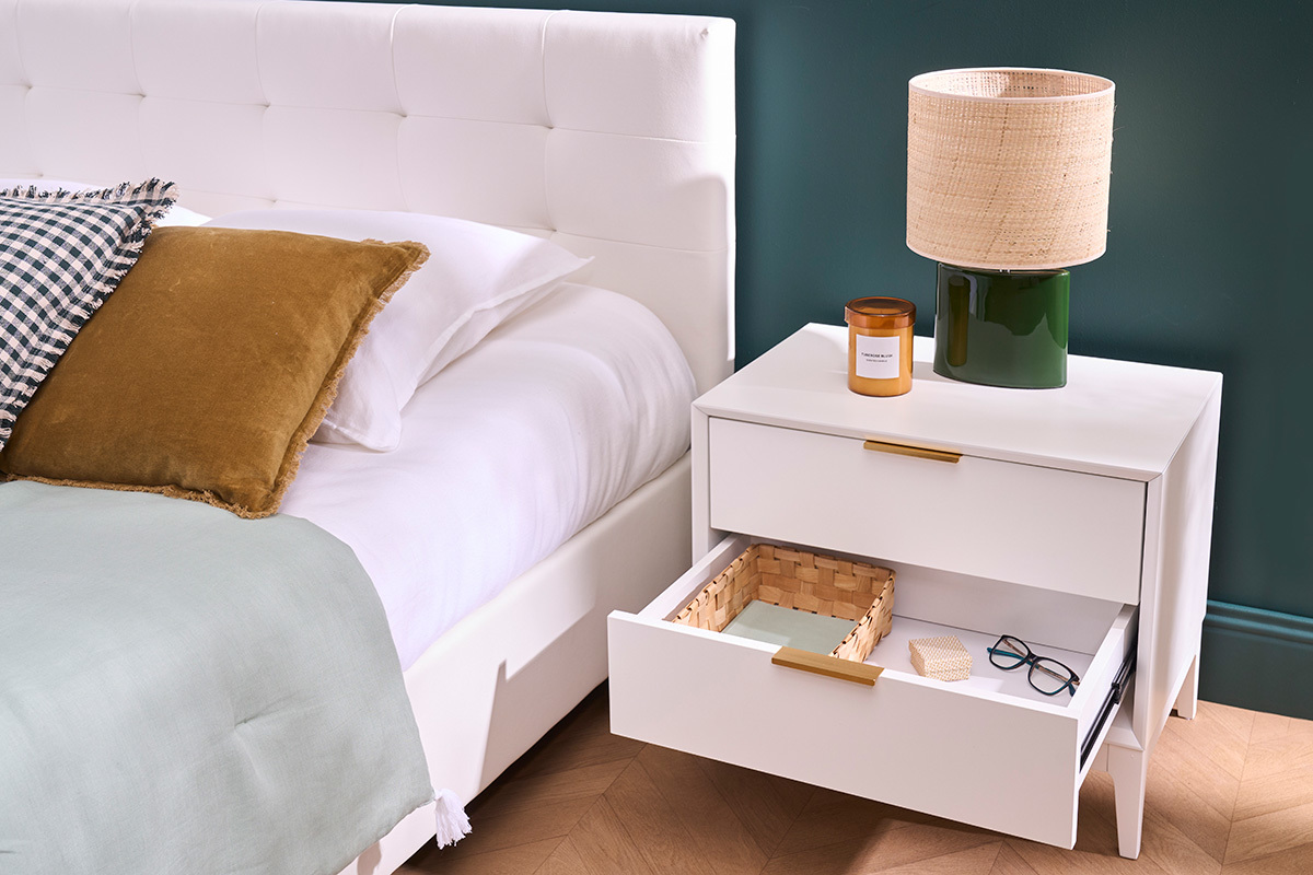 Table de chevet blanche mat et m�tal dor� avec rangements GIANA