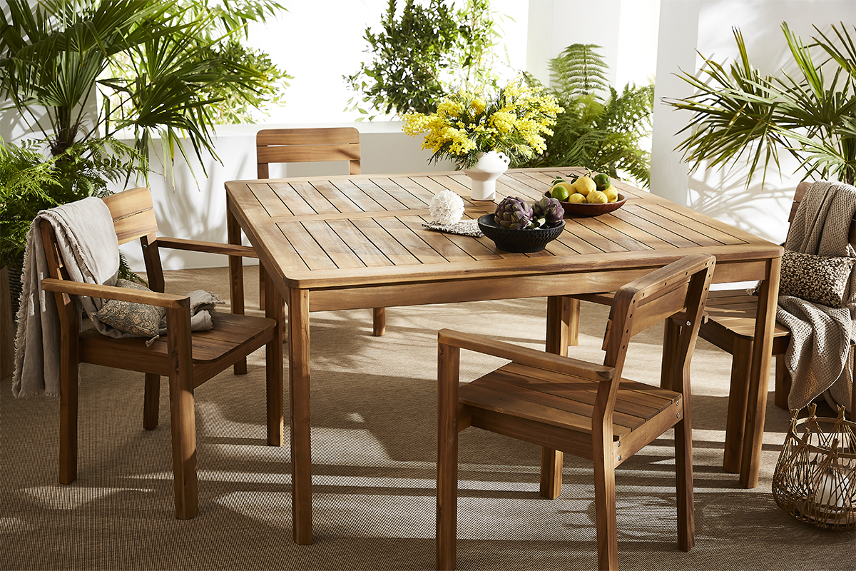 Table de jardin carr�e en bois massif L147 cm AKIS