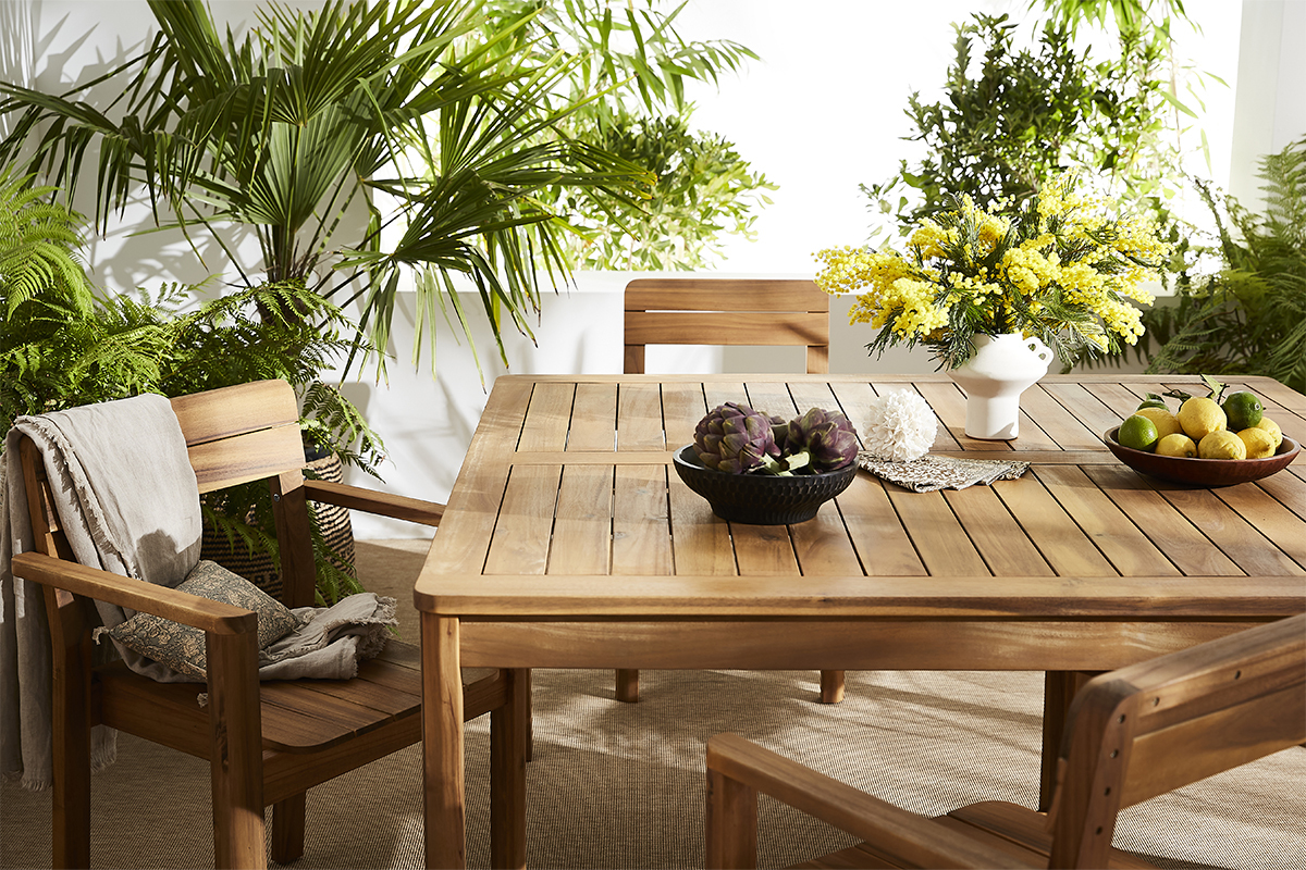 Table de jardin carr�e en bois massif L147 cm AKIS