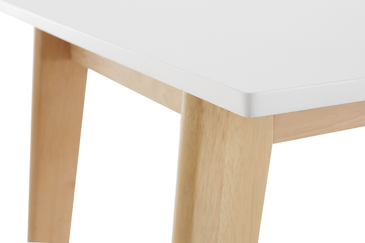 D�tail d'une table extensible rectangulaire blanche avec pi�tement en bois clair, vue rapproch�e.