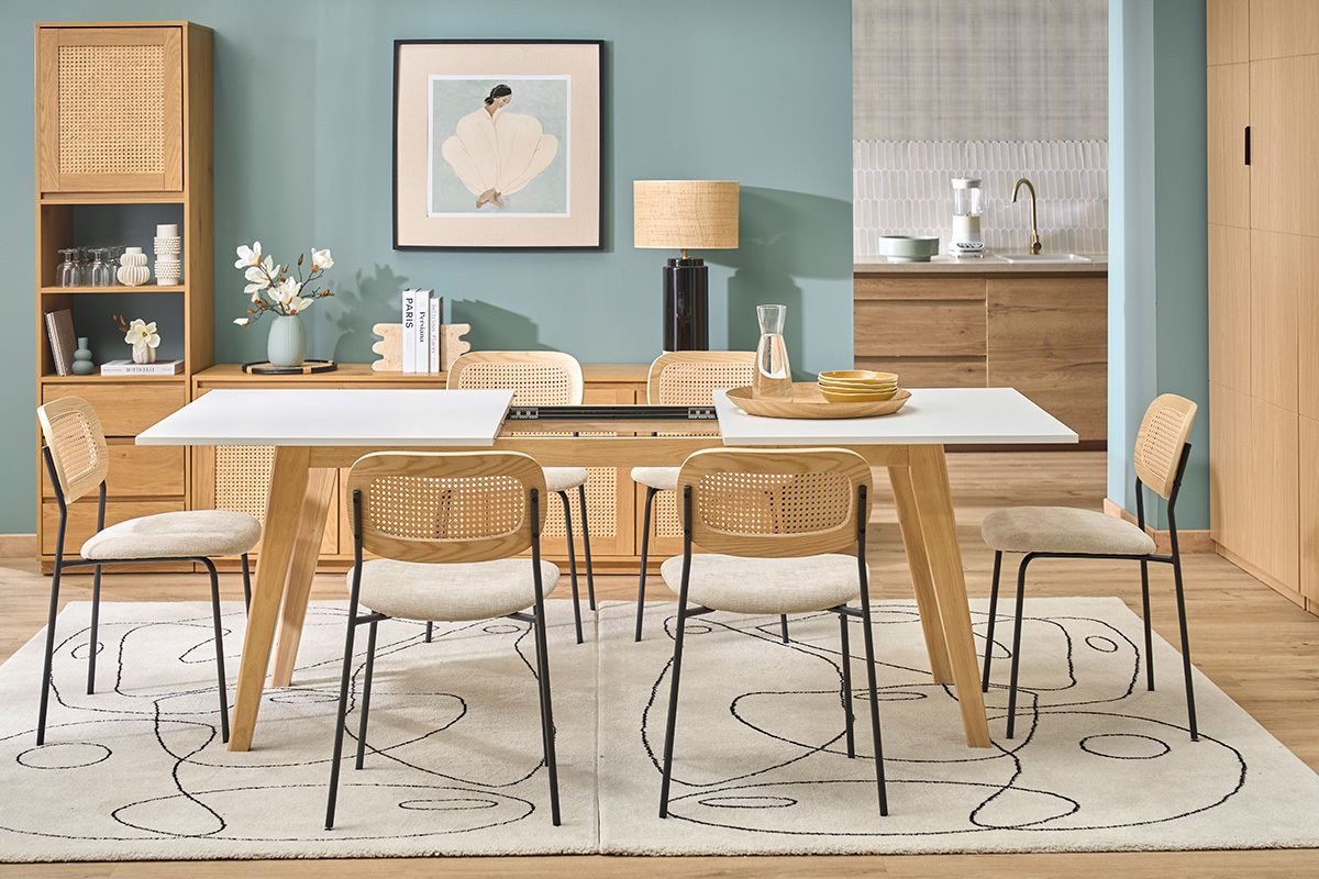 Table extensible rectangulaire blanche et bois clair avec des chaises, vue de face dans un d�cor moderne.