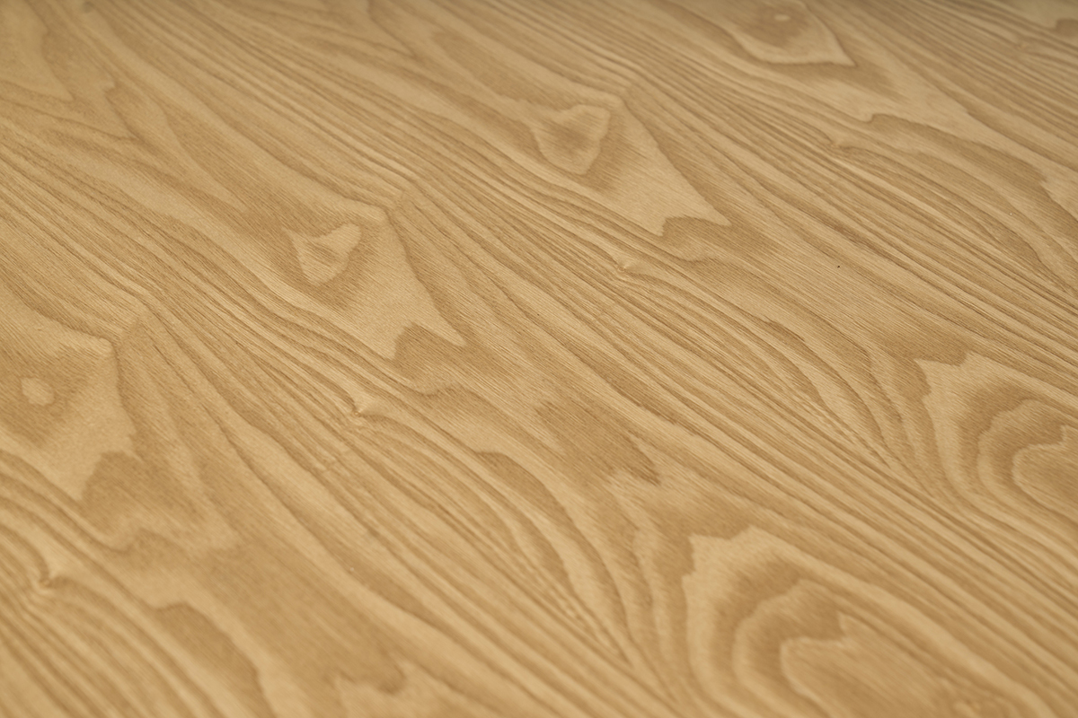 Plateau de la table � manger extensible CLAUDIE en bois clair fr�ne, vue rapproch�e.