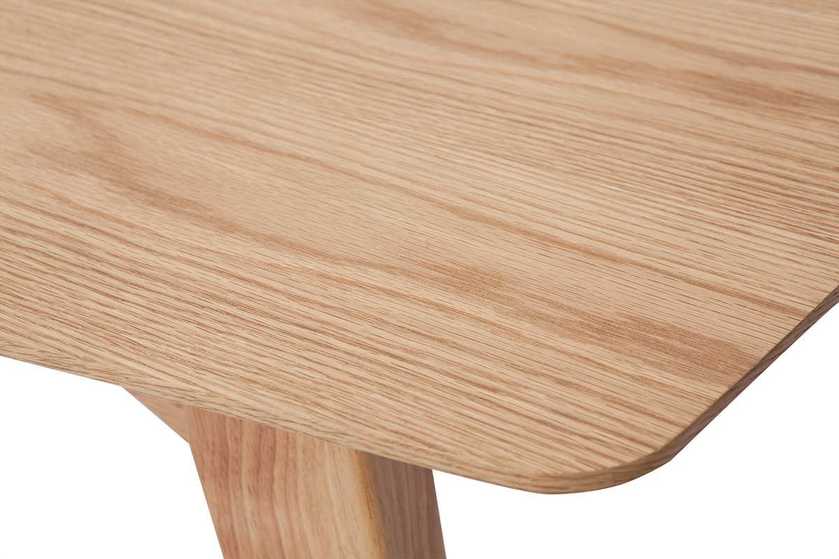 Table en bois clair vue de dessus, angle droit.