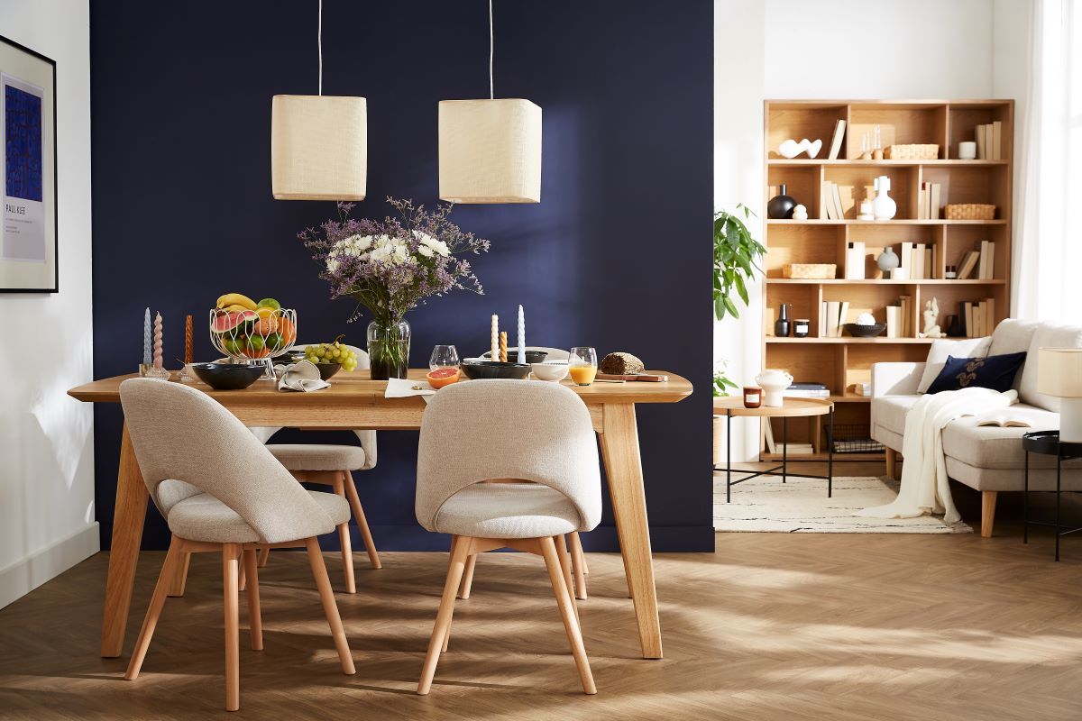 Table extensible rectangulaire en bois clair avec chaises, vue de face, d�cor moderne.