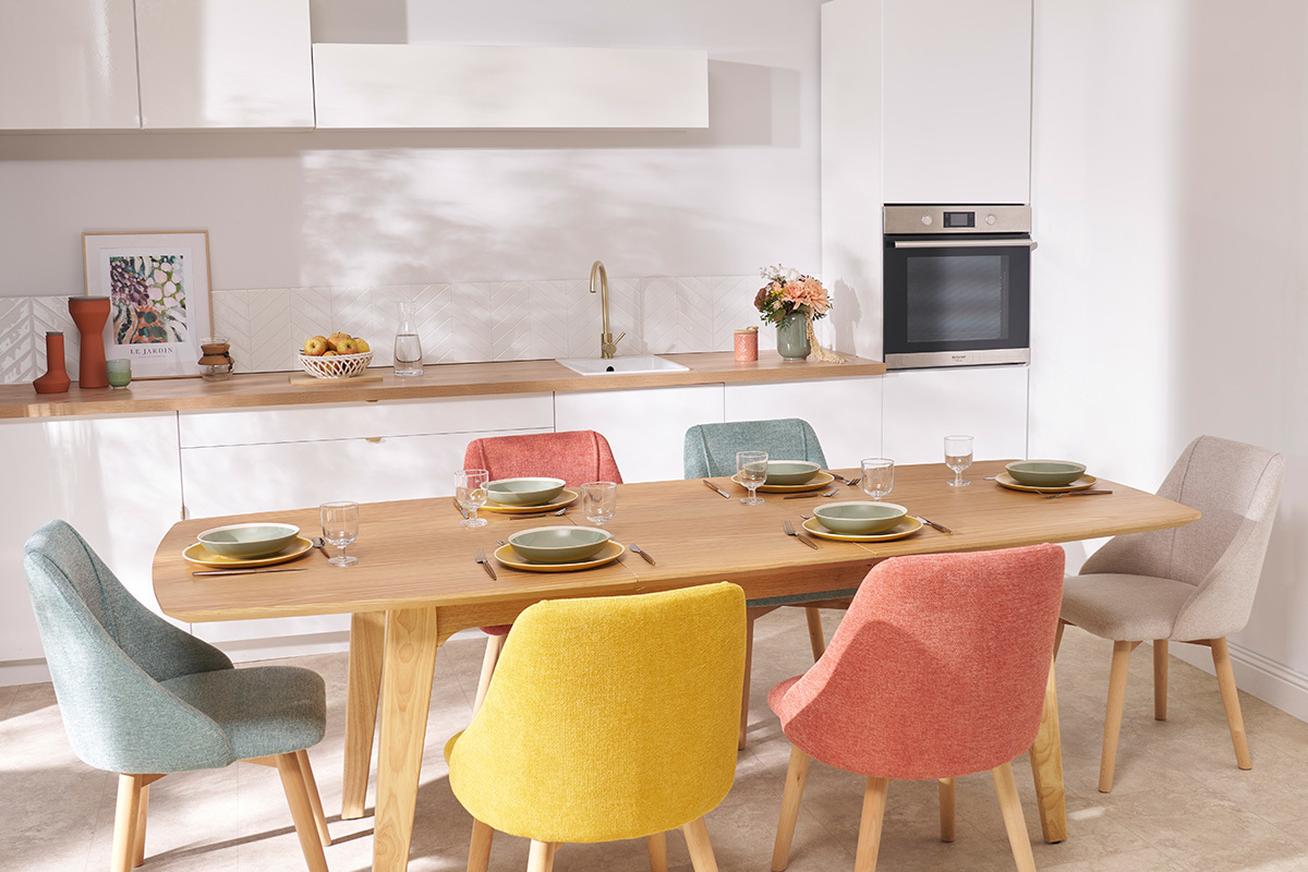 Table rectangulaire FIFTIES en bois clair dress�e pour six personnes dans une cuisine moderne.