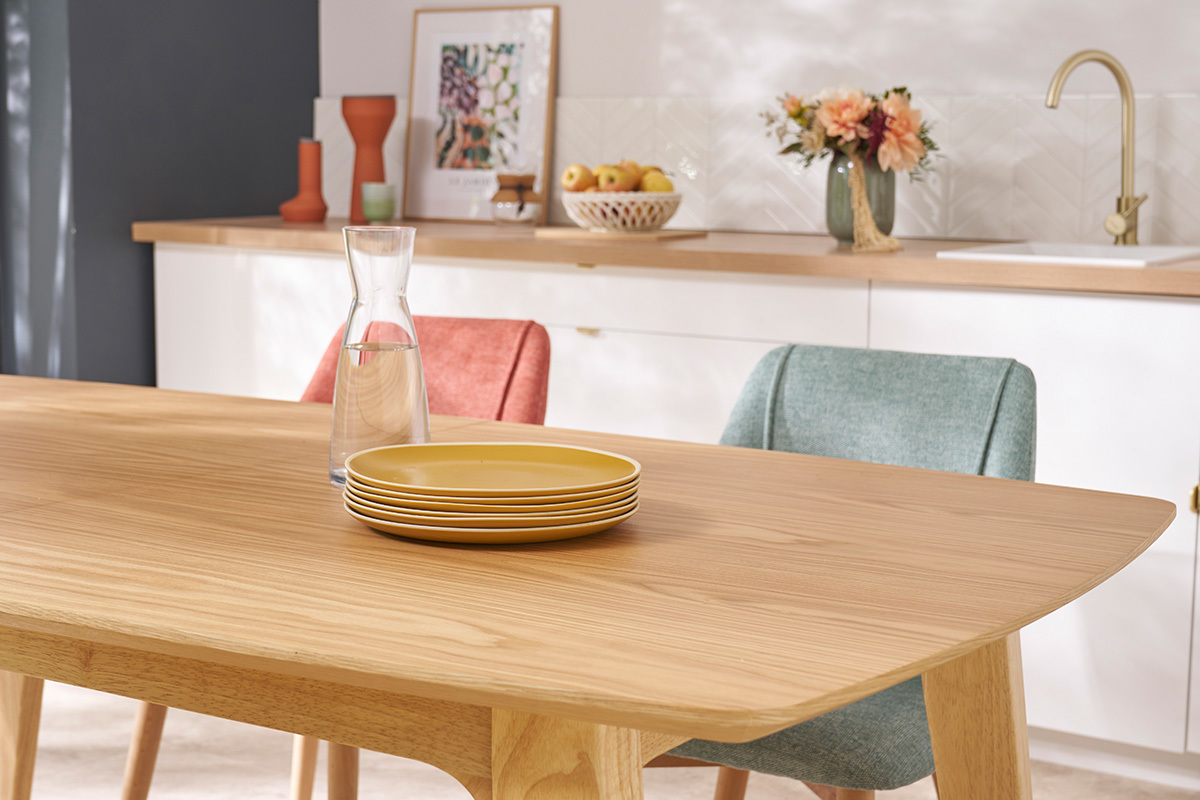Table extensible en bois clair avec assiettes jaunes et carafe, vue angle 3/4.
