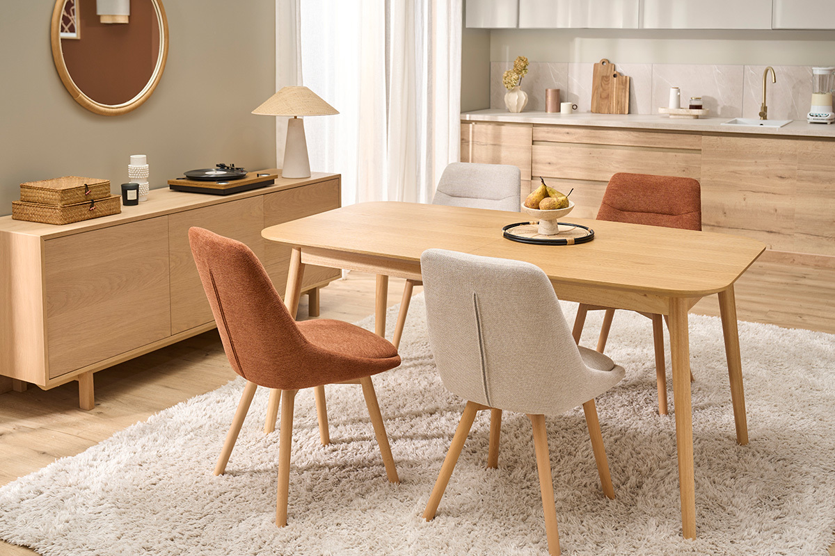 Table extensible rectangulaire en bois avec chaises color�es dans une salle � manger moderne.