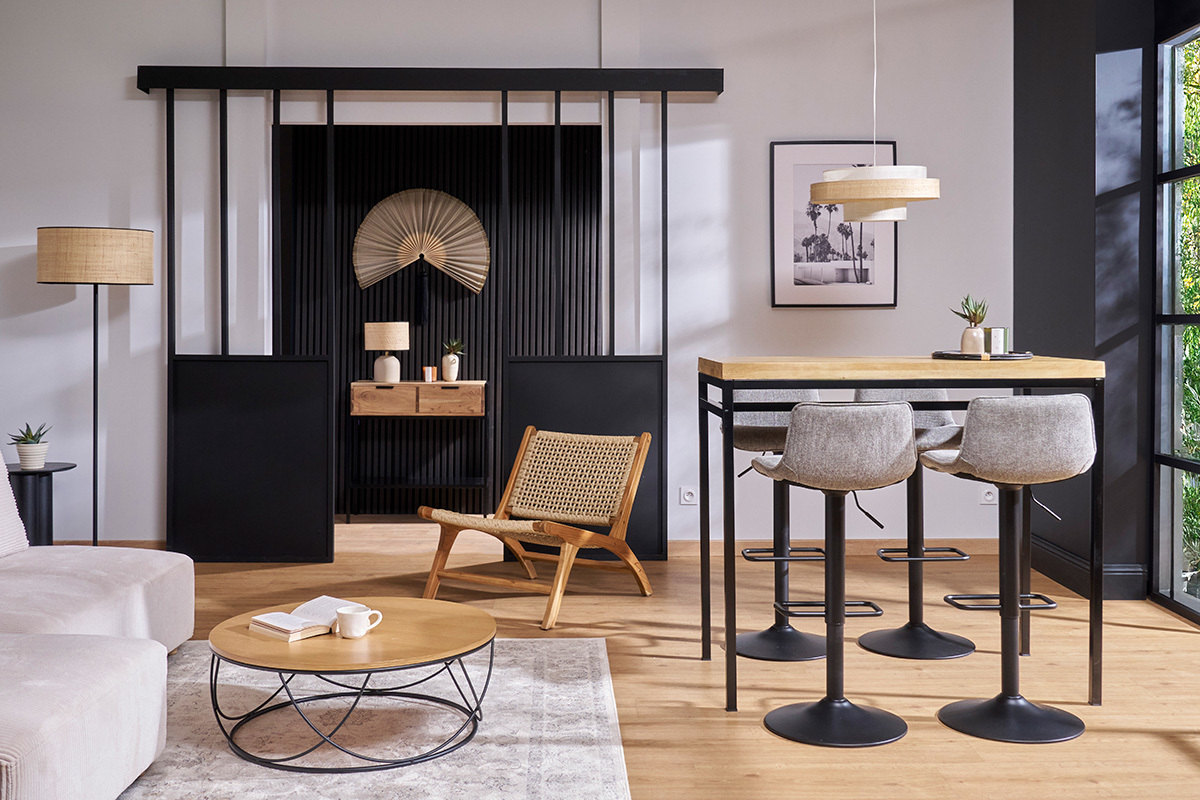 Table haute en bois manguier avec structure en m�tal noir, vue d'ensemble dans un int�rieur moderne.