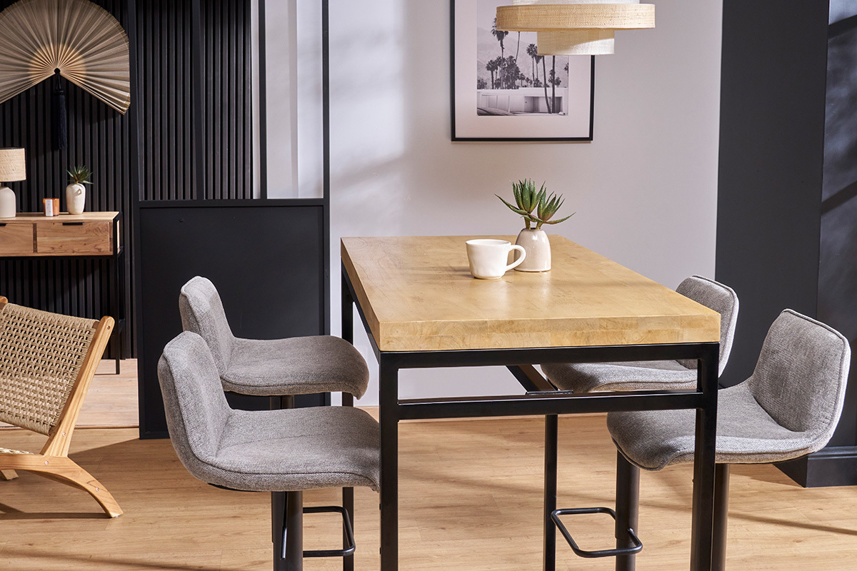 Table haute industrielle en bois manguier et m�tal noir, vue de dessus avec chaises grises.