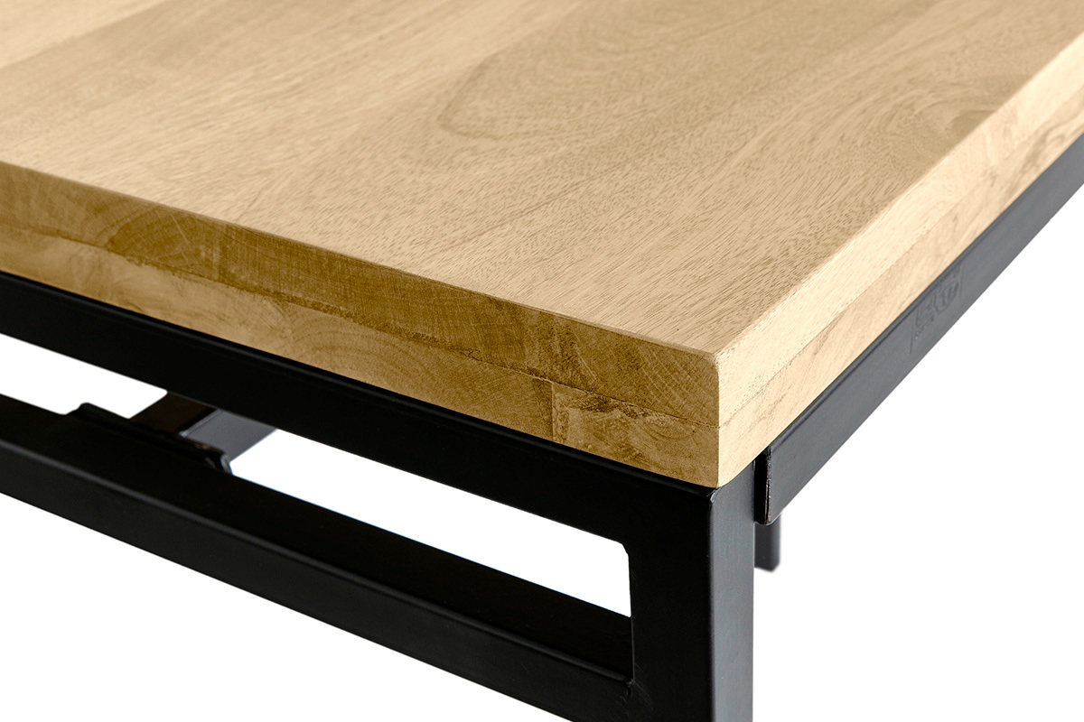 Vue rapproch�e de la table haute industrielle en bois manguier et m�tal noir