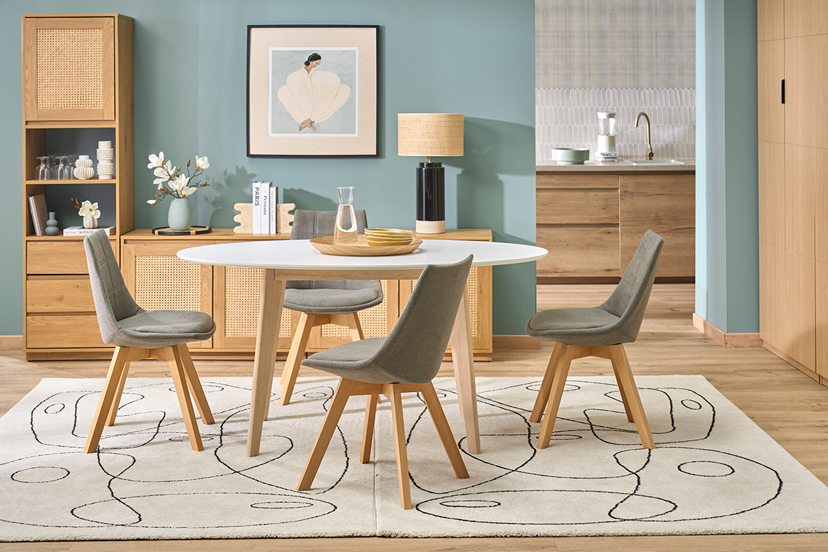 Table scandinave ovale blanche et bois clair L150 cm LEENA avec des chaises grises dans un int�rieur moderne.