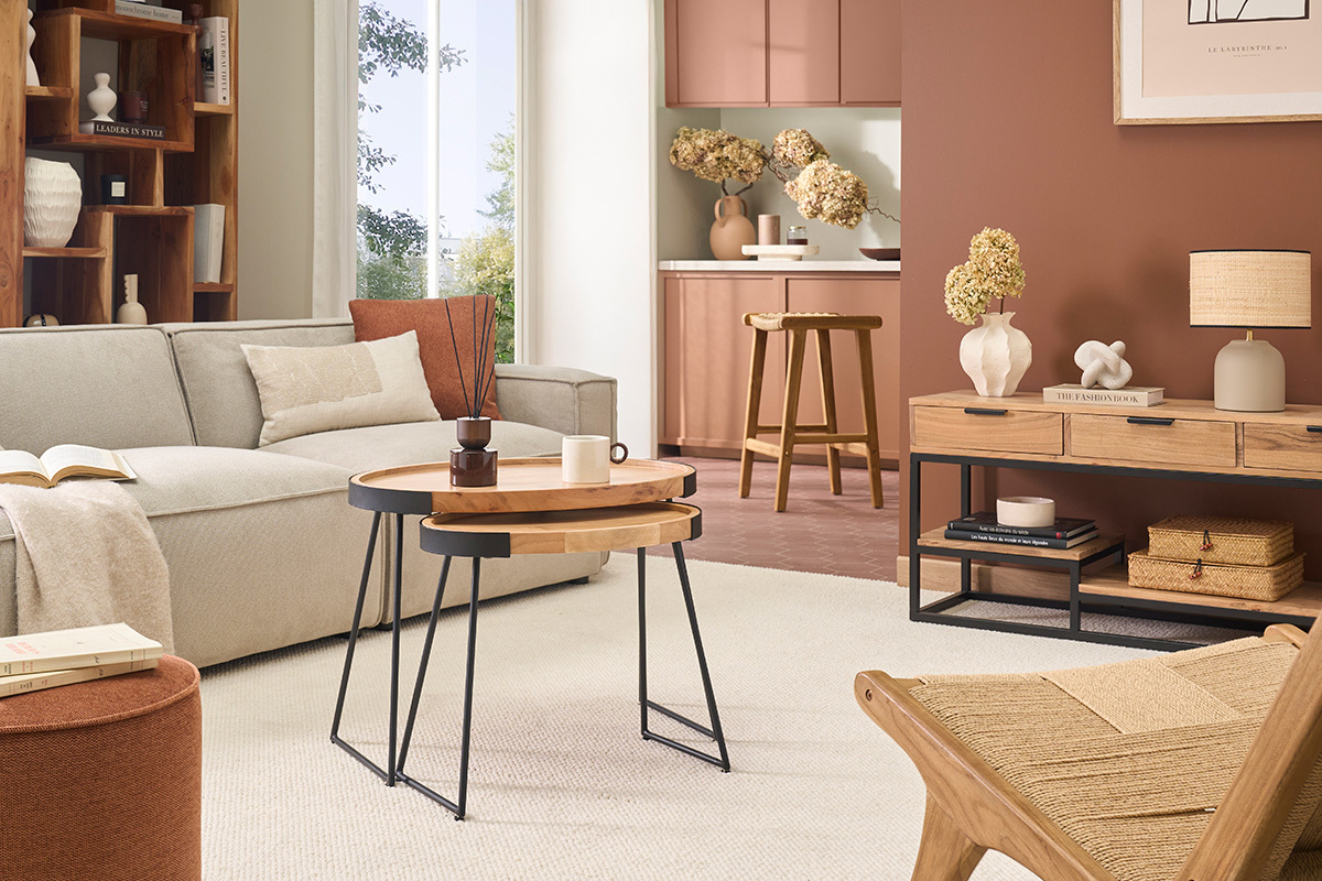 Tables basses gigognes bois et m�tal dans un salon moderne.