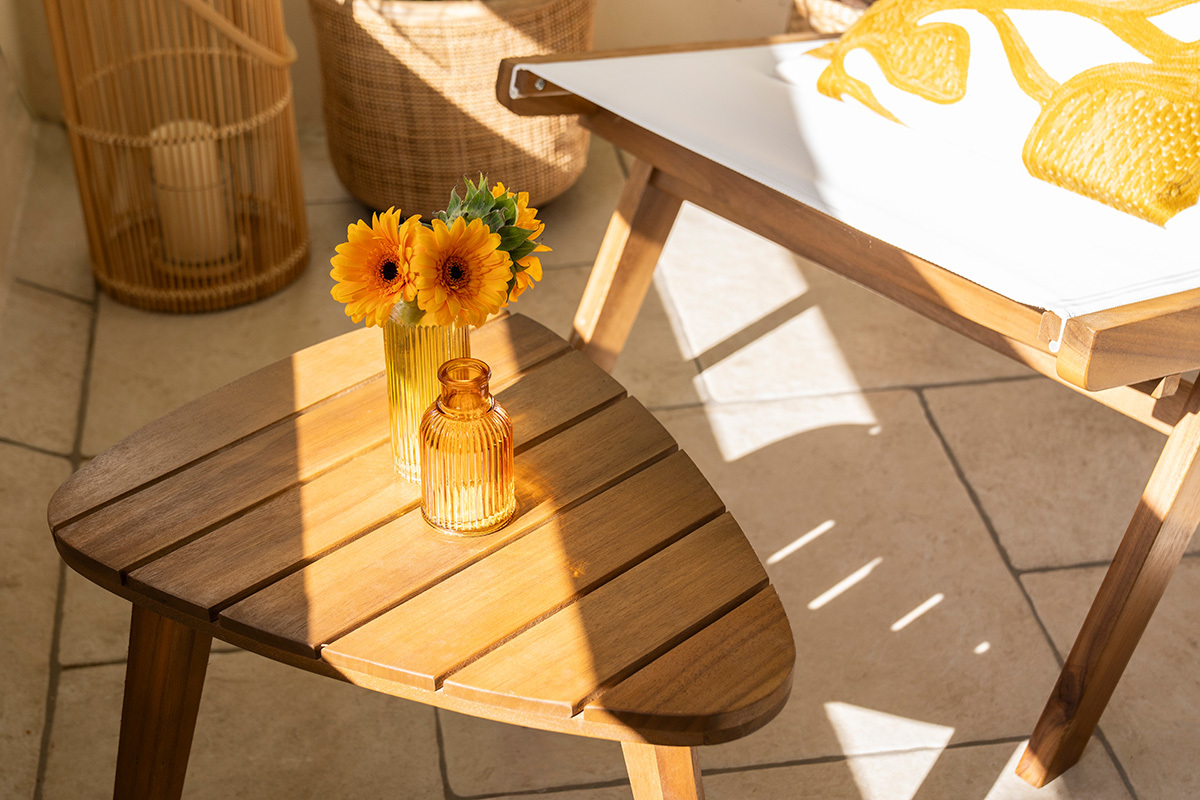 Table basse gigogne en bois massif avec fleurs et bouteille, vue de dessus, ensoleill�e