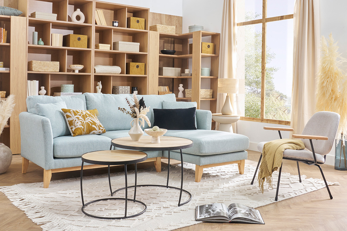 Salon avec canap�s et tables basses gigognes rondes en bois et m�tal, d�cor scandinave.
