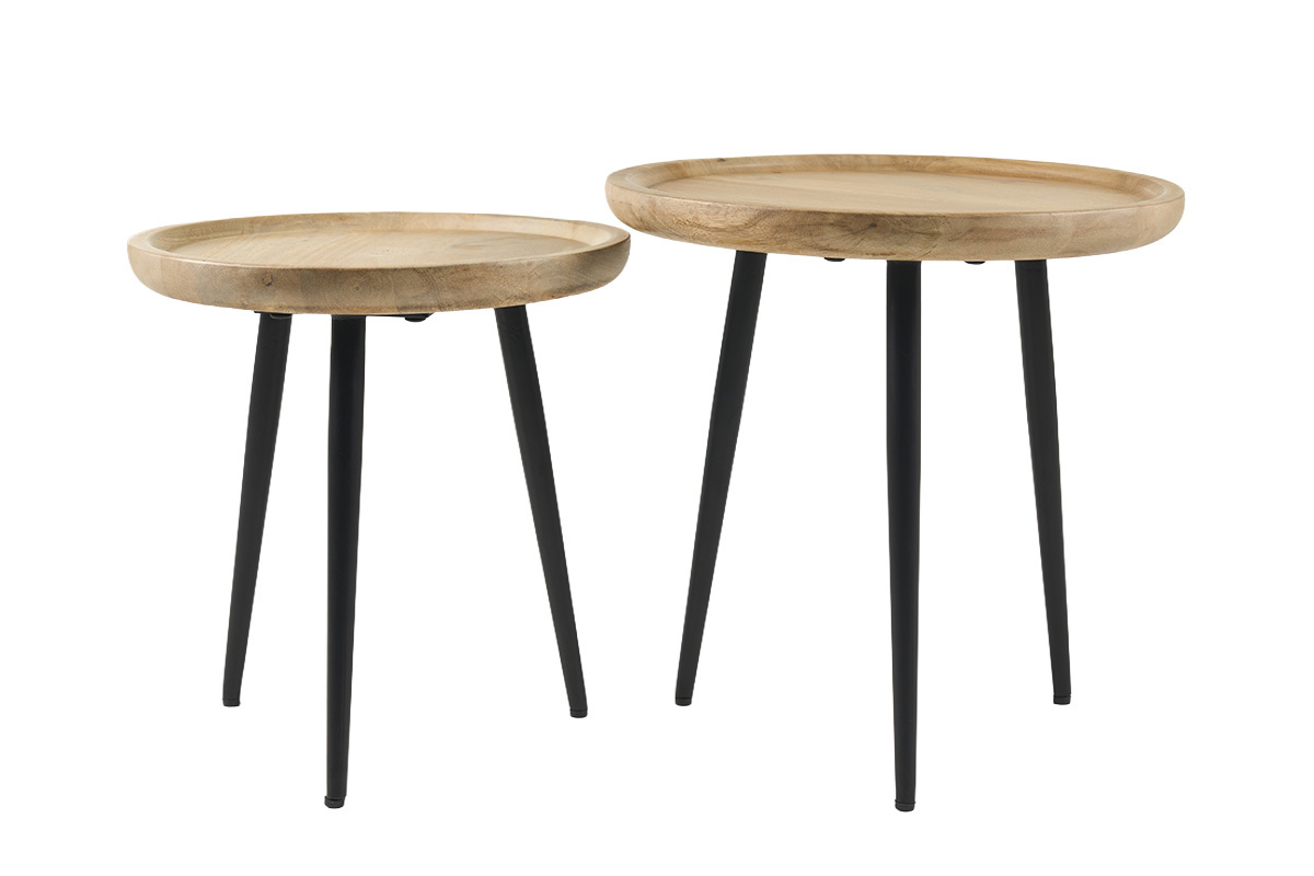 Tables basses gigognes rondes en bois de manguier avec pieds en m�tal noir, vue de c�t�.