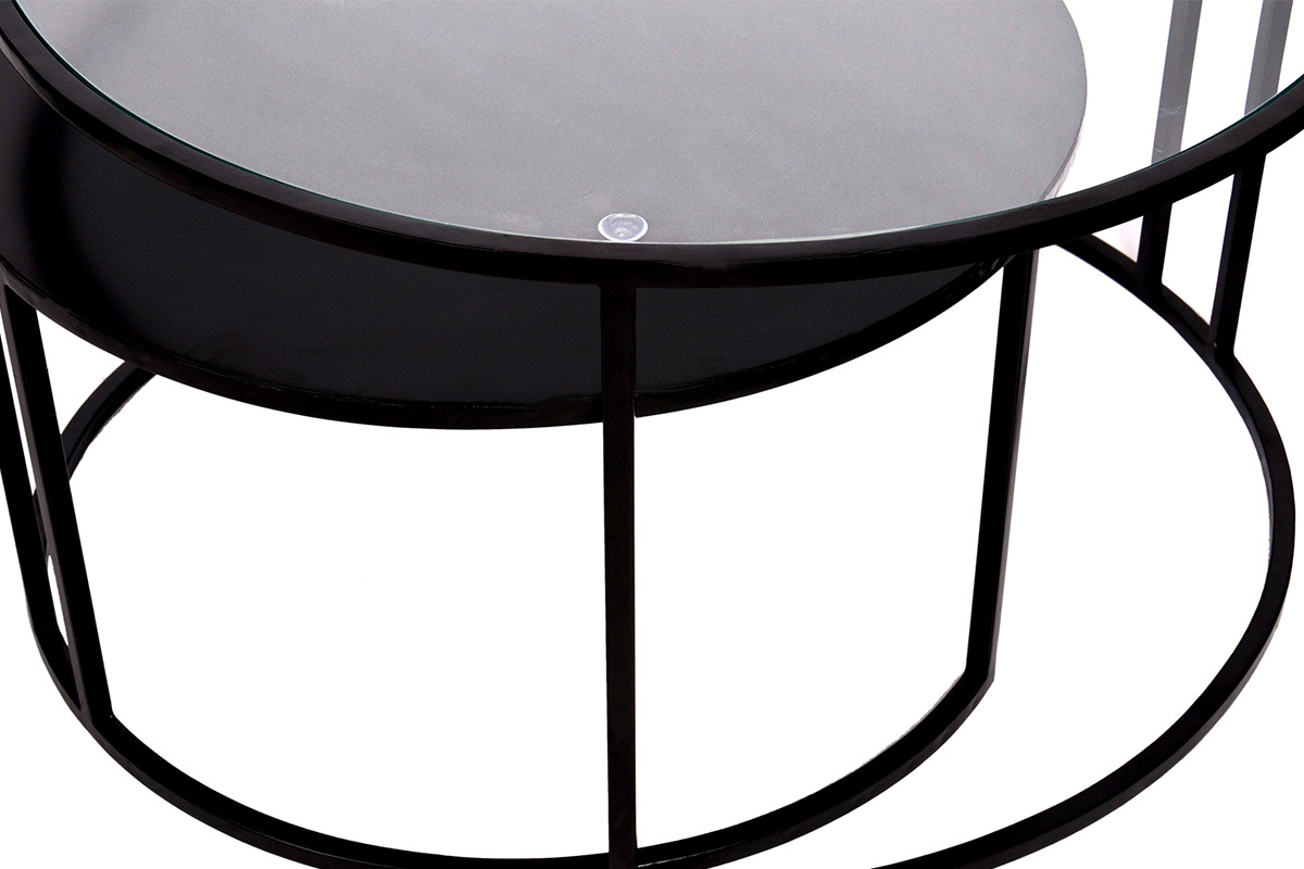 Deux tables rondes gigognes en verre tremp� et m�tal noir avec pi�tement demi-cercle, vue rapproch�e.