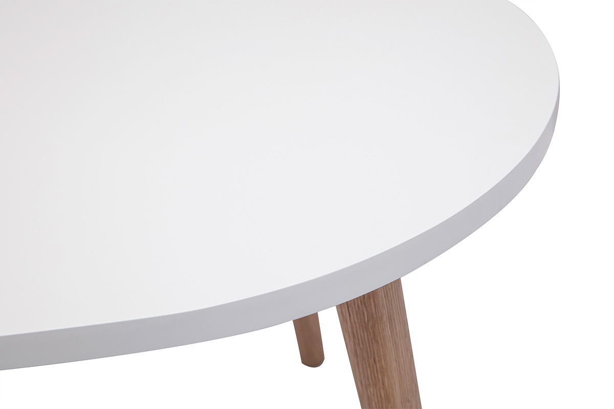 Gros plan sur le plateau blanc d'une table basse scandinave avec pied en bois clair.