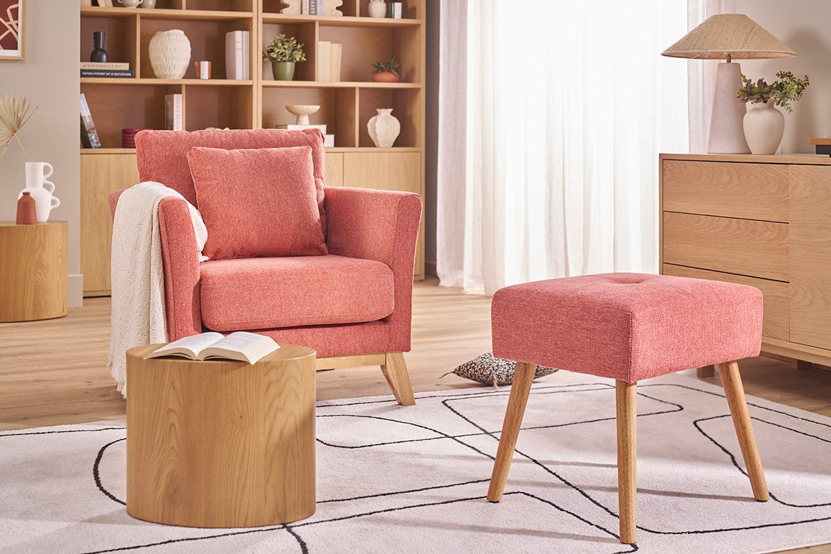 Tabouret bas en tissu terre br�l�e et bois clair, vu � c�t� d'un canap� et table basse.