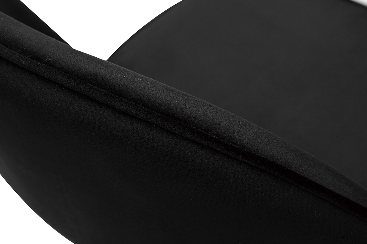 Gros plan sur le dossier d'un tabouret de bar en velours noir.
