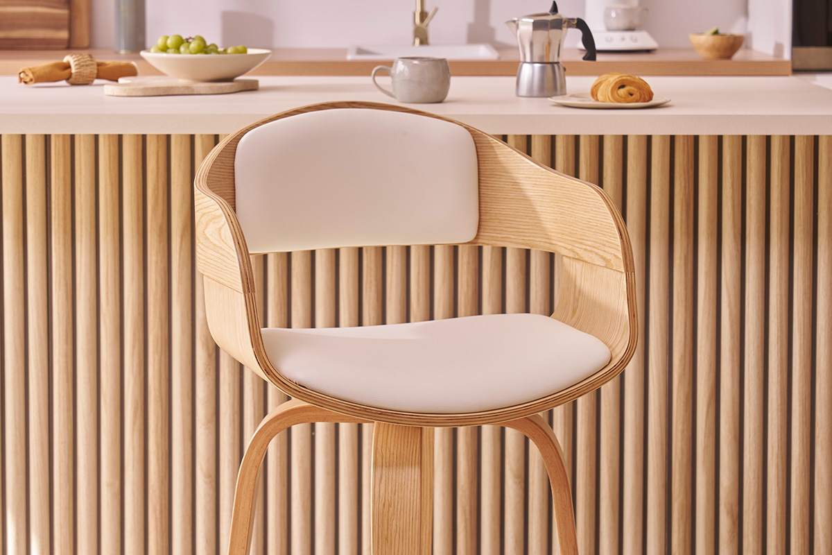 Tabouret de bar blanc et bois clair devant un �lot de cuisine.