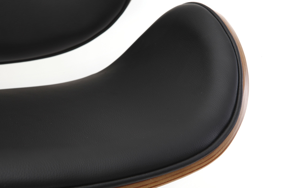 Gros plan sur l'assise noire et le c�t� en bois d'un tabouret de bar WALNUT.