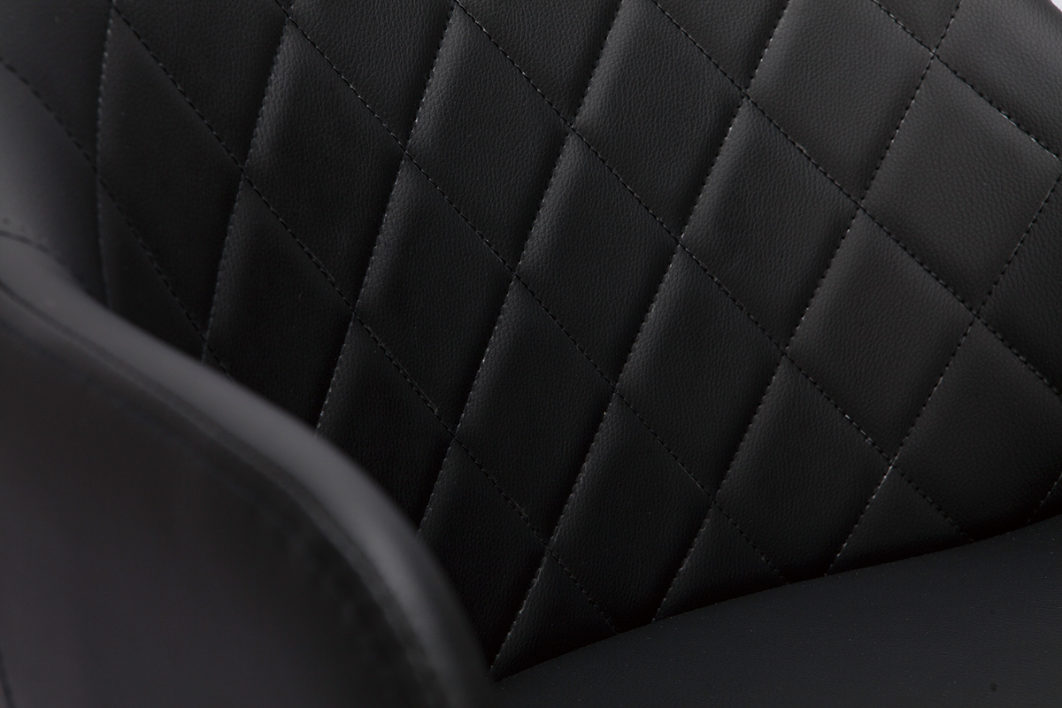 D�tail du tabouret de bar LUCIEN en cuir noir, avec motif matelass� et design �l�gant.