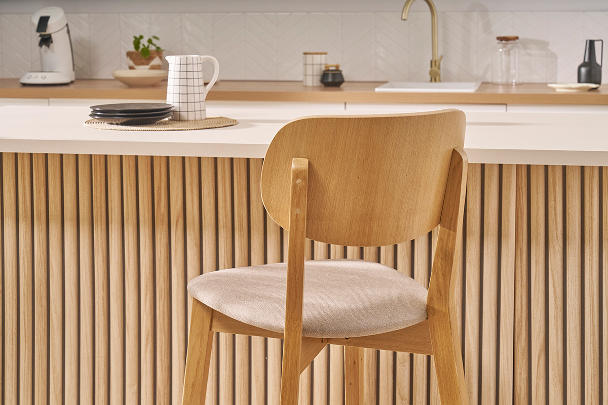Tabouret de bar en bois clair ch�ne massif et tissu beige H65 cm LUCIA