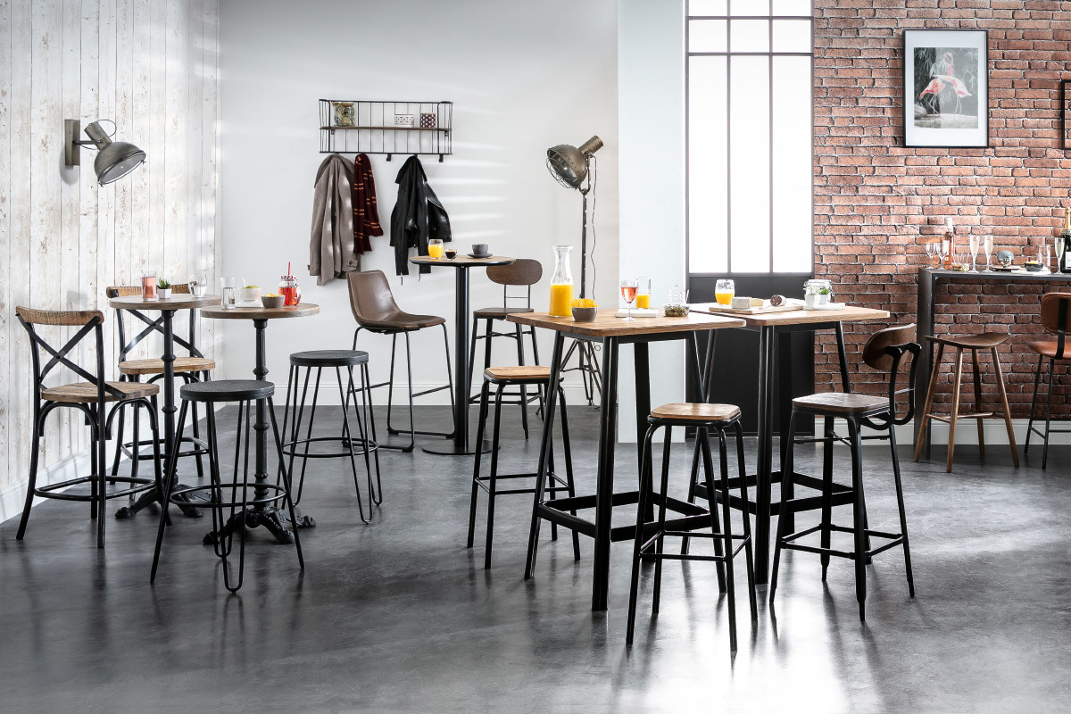 Tabouret de bar industriel en bois et m�tal noir vieilli, hauteur 65 cm, dans un espace convivial avec d'autres meubles.