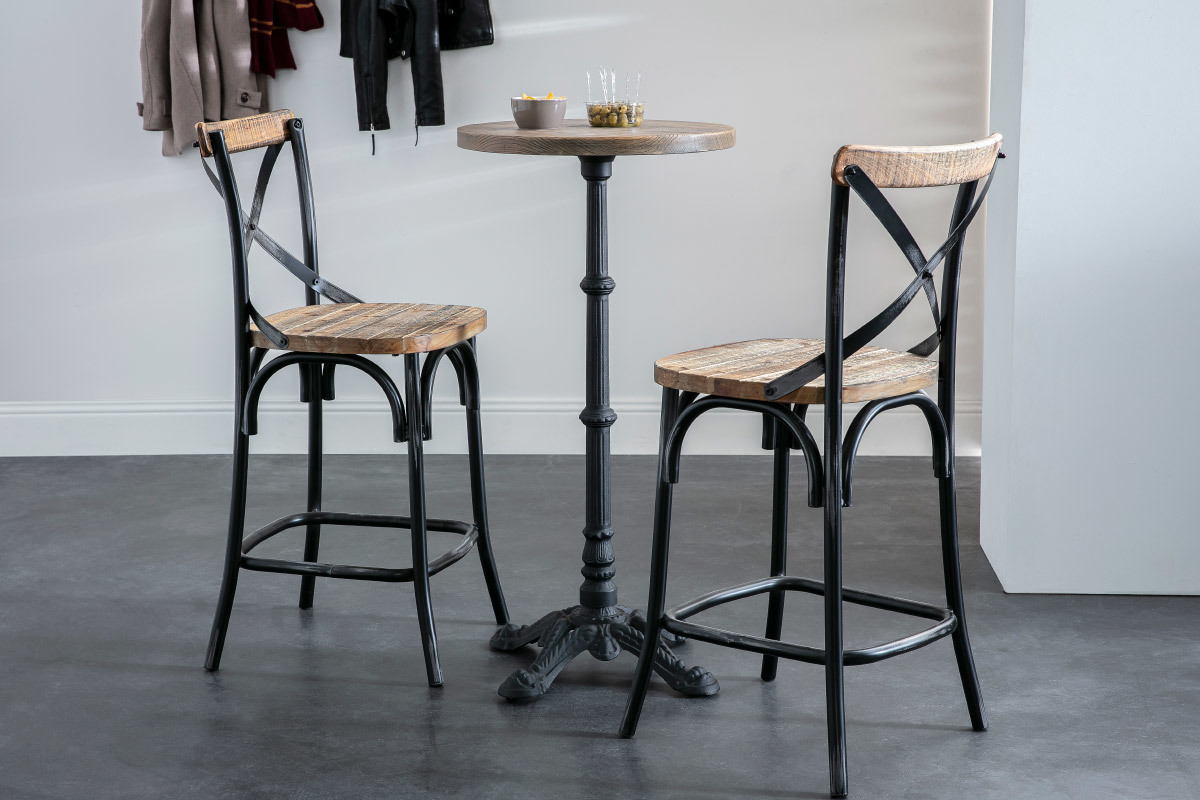 Tabouret de bar industriel JAKE en bois et m�tal noir, avec une table haute.