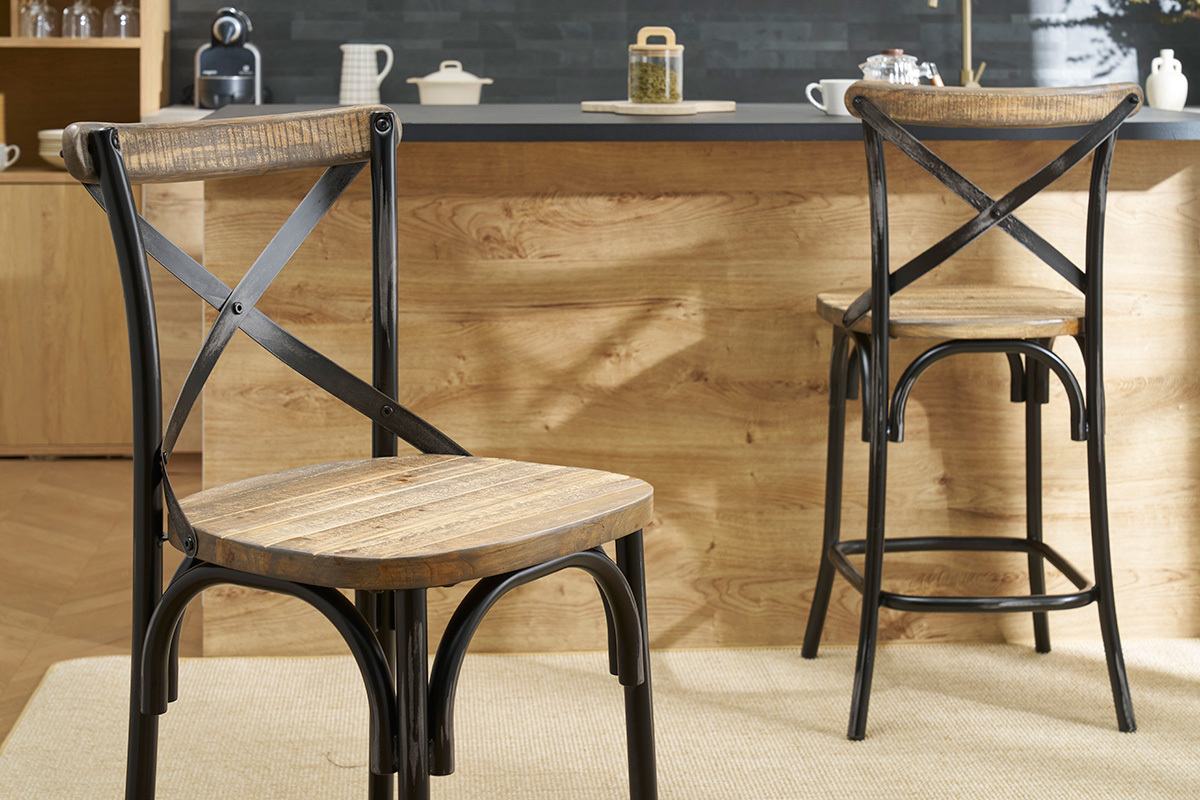 Tabouret de bar industriel en bois et m�tal vieilli, vue de pr�s, avec un comptoir en fond.