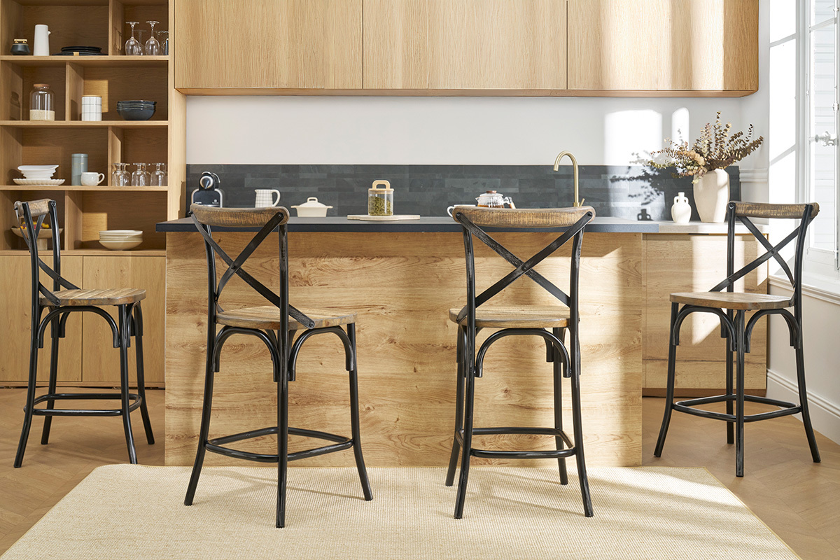 Tabouret de bar industriel en bois et m�tal vieilli noir, vue de trois quarts avec d'autres tabourets.