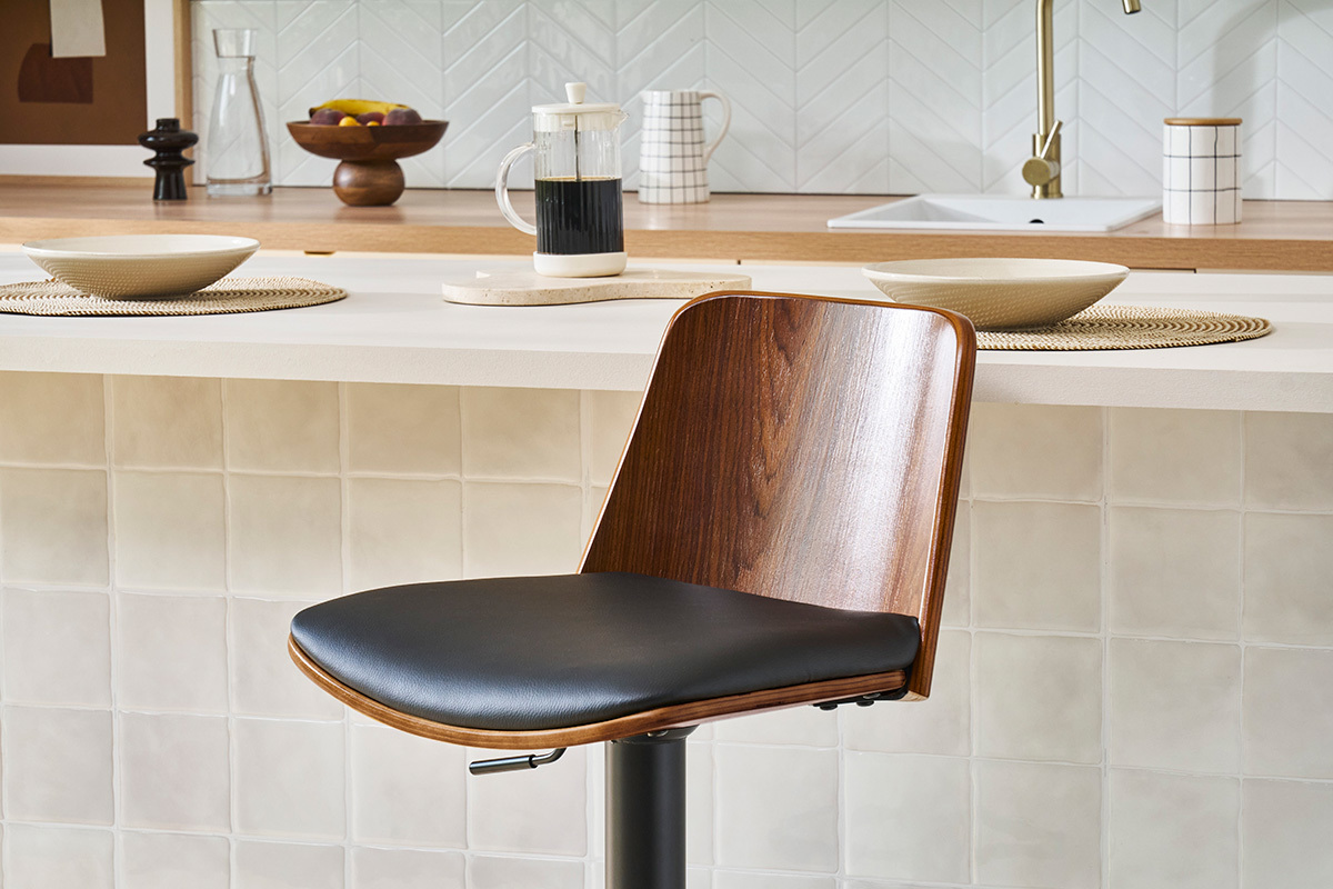 Tabouret de bar r�glable noir et bois fonc� DOA