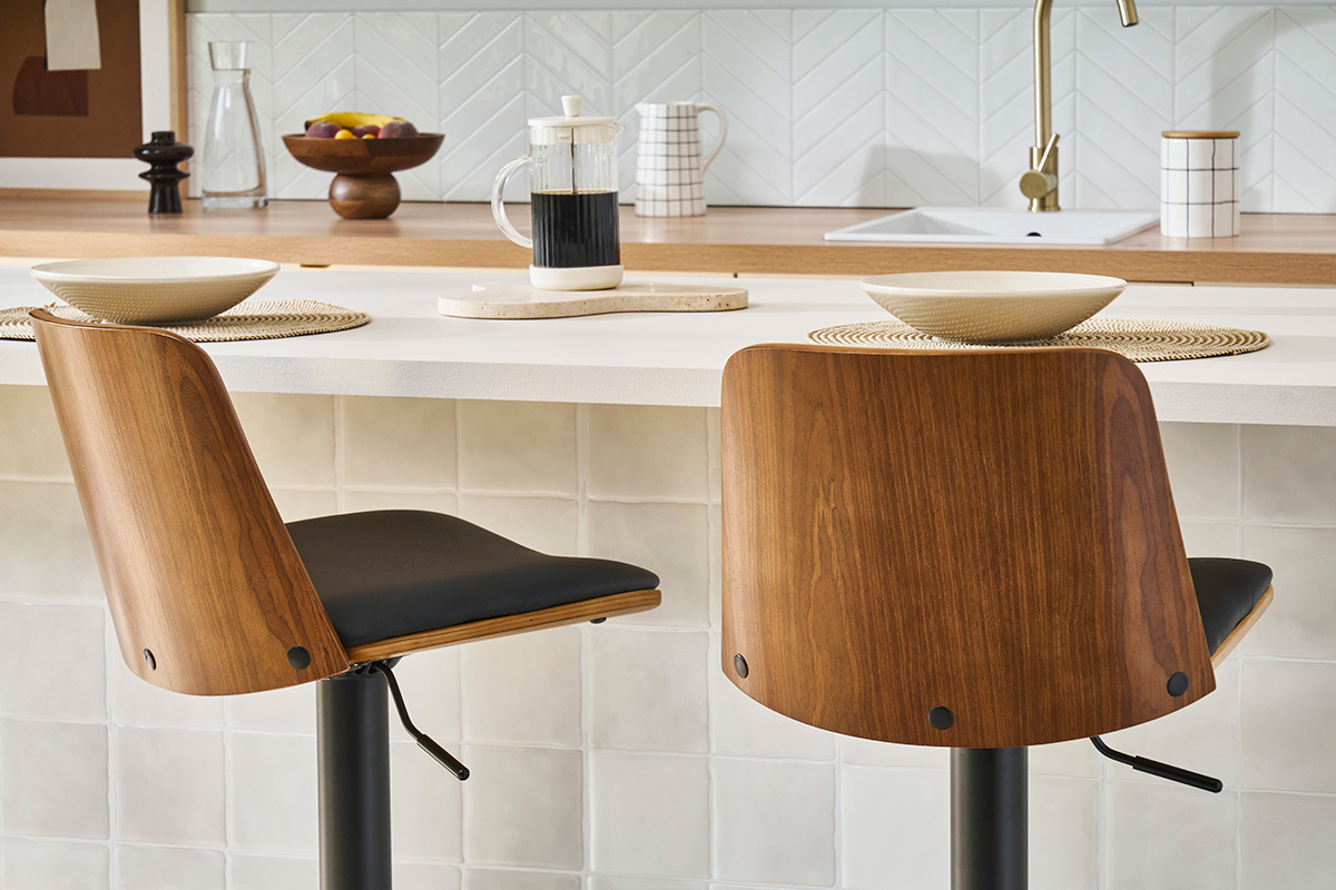Tabouret de bar r�glable noir et bois fonc� DOA