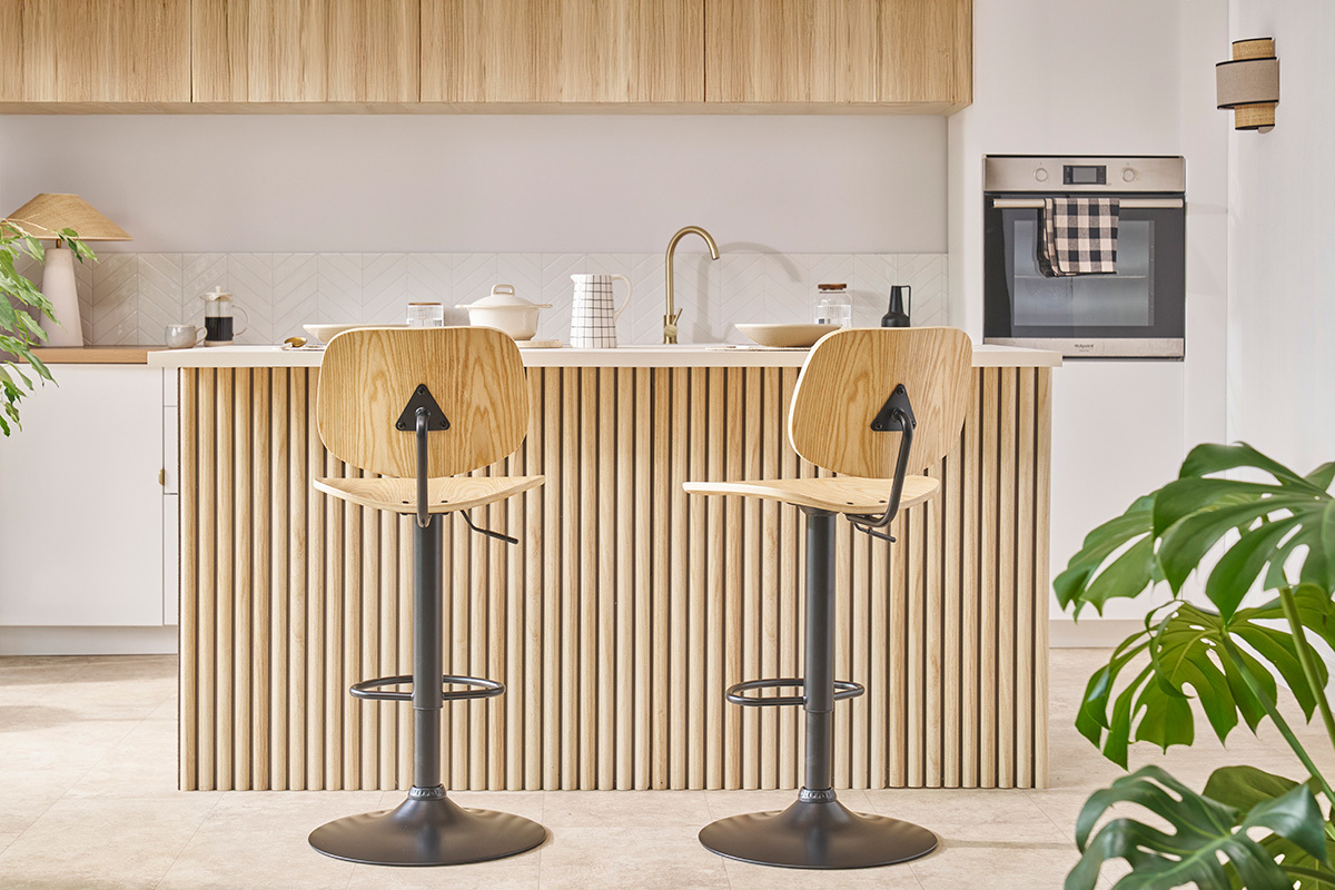 Tabouret de bar relevable bois clair et m�tal noir TOBIAS