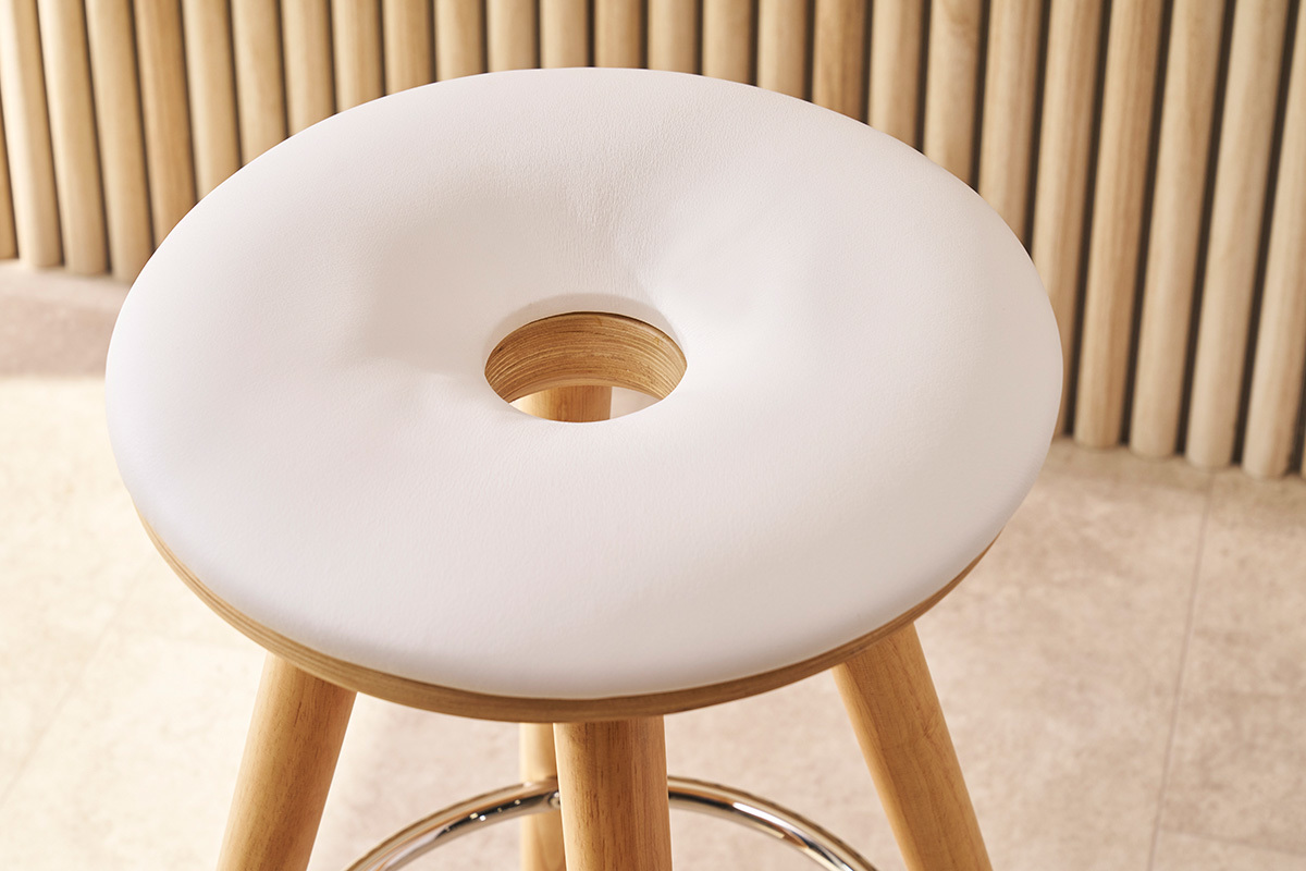 Tabouret de bar scandinave blanc et bois clair 66 cm NORDECO