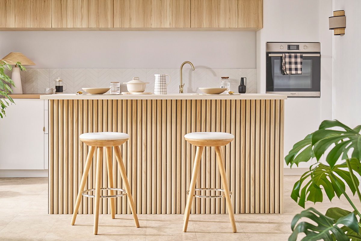 Tabouret de bar scandinave blanc et bois clair 66 cm NORDECO