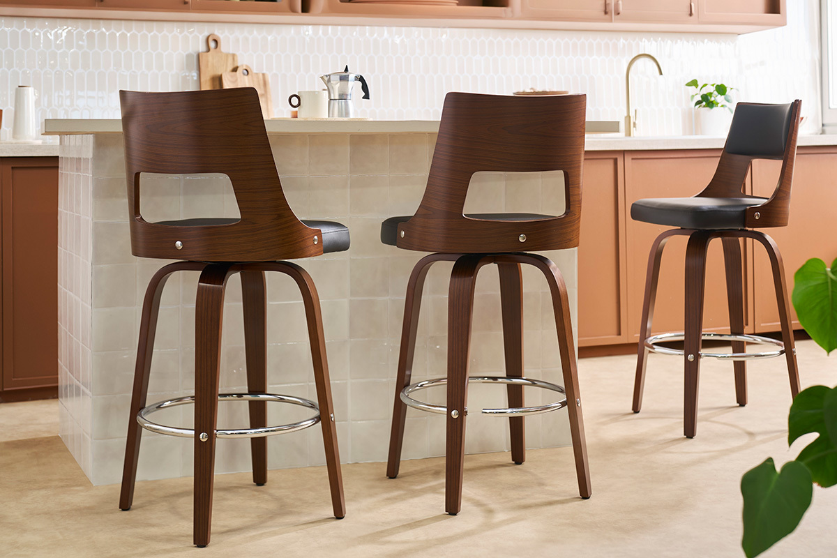 Tabouret de bar vintage pivotant noir et bois fonc� vue de dos dans une cuisine moderne