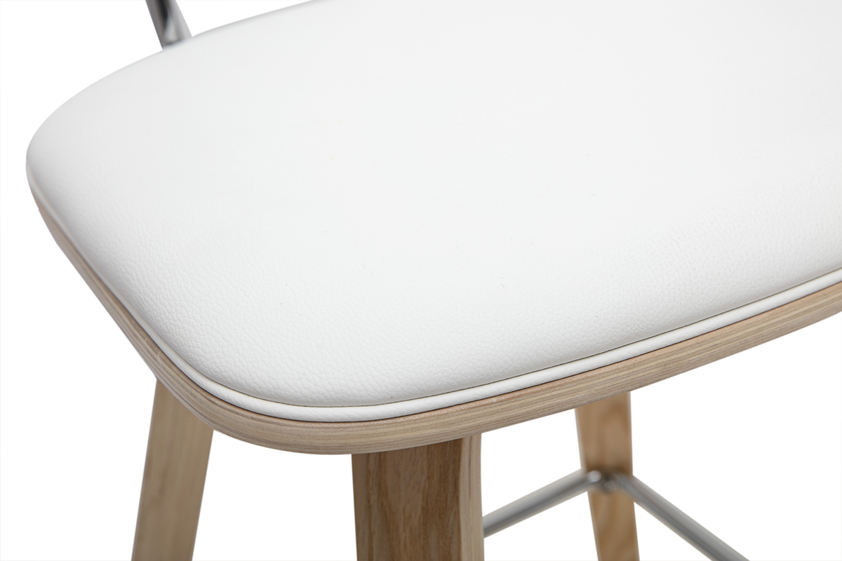 D�tail d'un tabouret de bar blanc avec assise en polyur�thane et structure en bois clair, vue de pr�s.