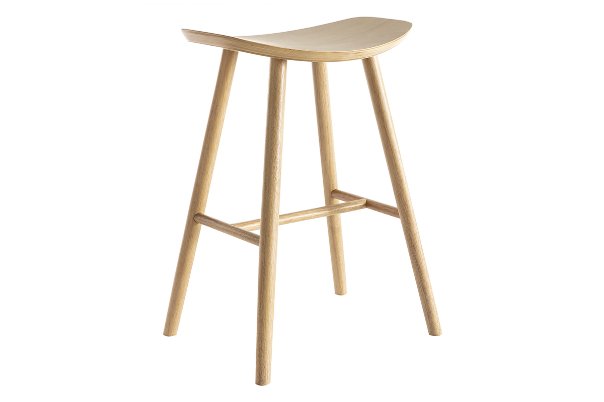 Tabouret de bar en bois clair, vue de 3/4, design incurv� et repose-pied, hauteur 65 cm.