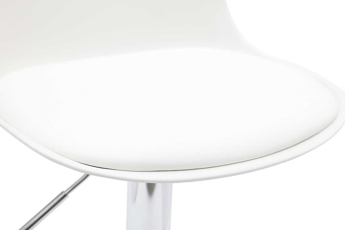 Gros plan sur l'assise blanche d'un tabouret de bar avec pi�tement chrom�.