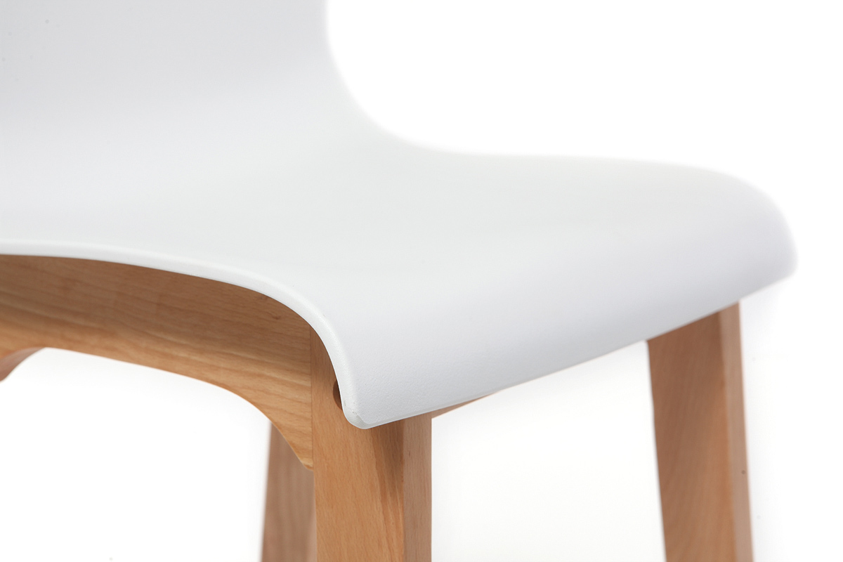 Gros plan sur l'assise blanche et pieds en bois d'un tabouret de bar design NEW SURF.