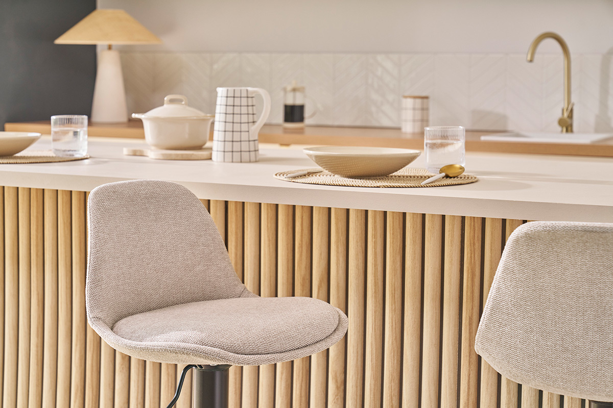 Tabourets de bar design en tissu effet velours textur� beige (lot de 2) STEEVY