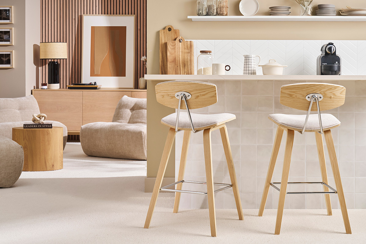 Tabourets de bar design en tissu effet velours textur� beige et bois clair H69 cm (lot de 2) VASCO