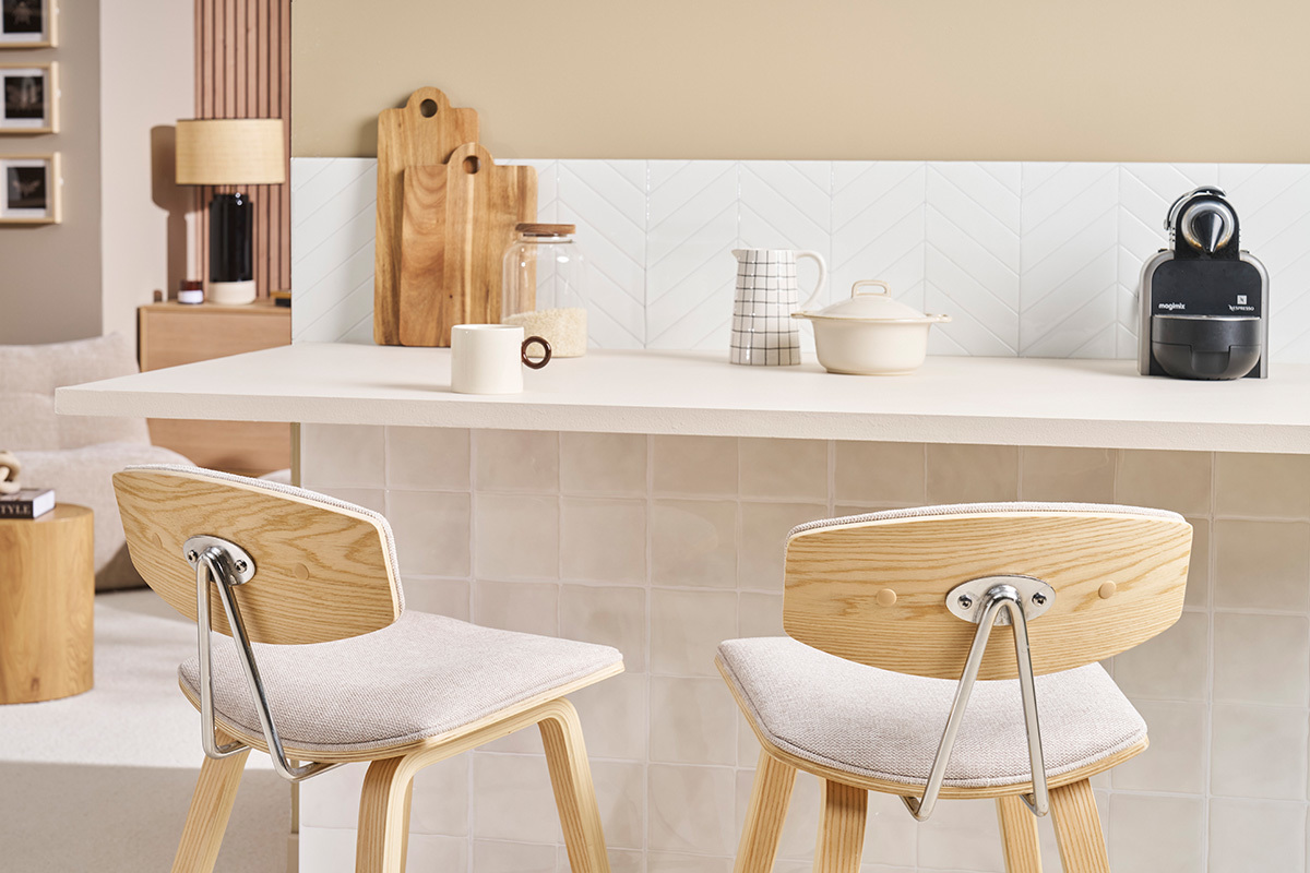 Tabourets de bar design en tissu effet velours textur� beige et bois clair H69 cm (lot de 2) VASCO