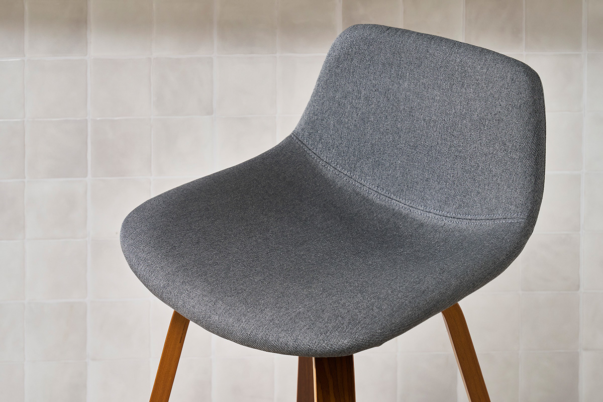 Tabourets de bar design gris fonc� et noyer H65 cm (lot de 2) NONIE