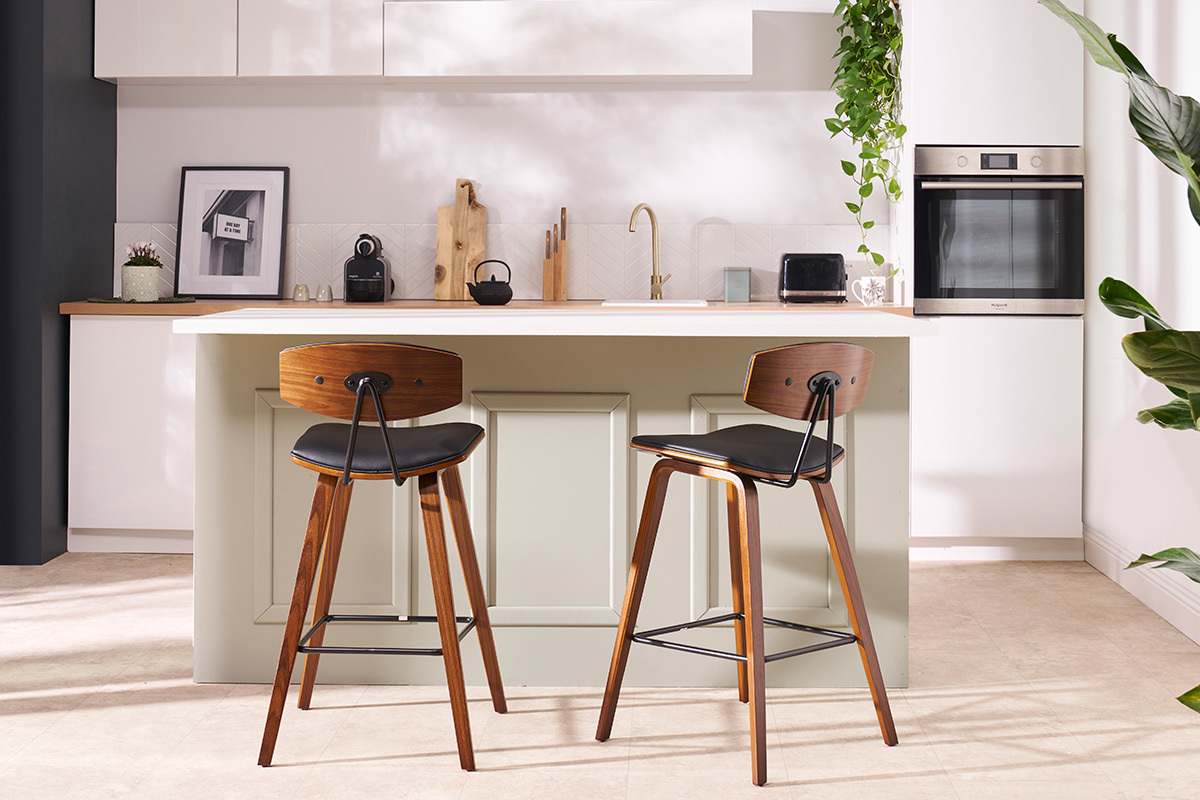 Tabourets de bar design noir et bois fonc� H69 cm (lot de 2) VASCO